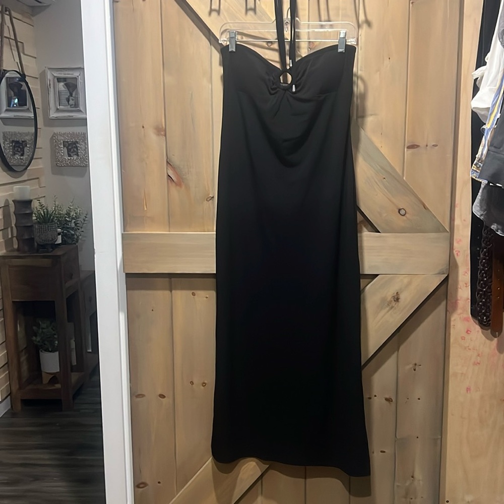 Kiwi maxi dress in black. Size medium. Excellent condition